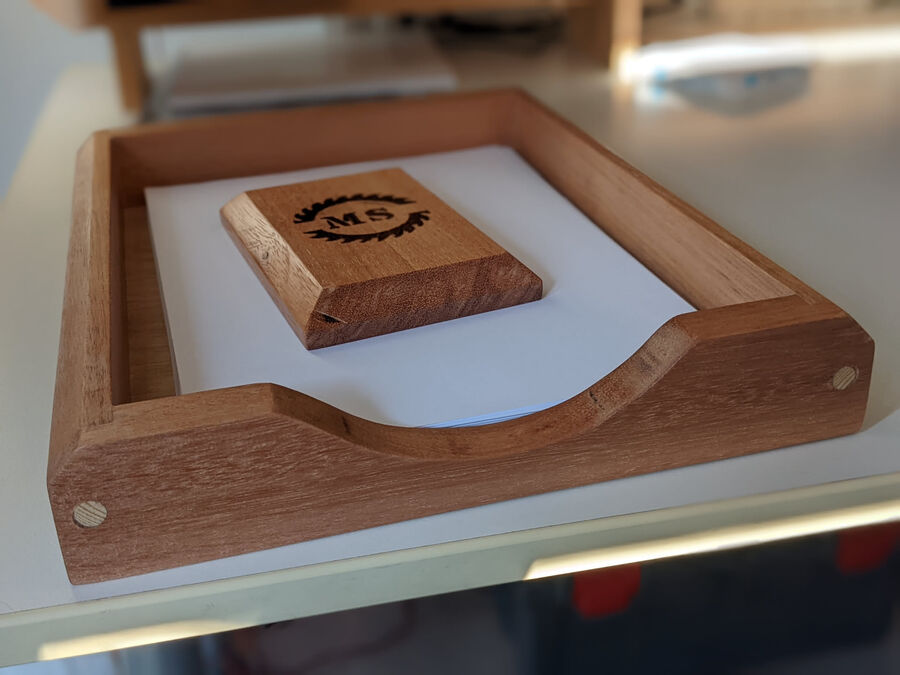 Houten postbakje met ingebrand MS-merkteken
