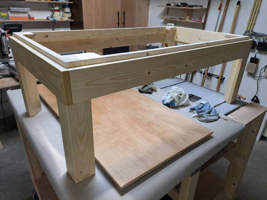 Salontafel in aanbouw in de werkplaats